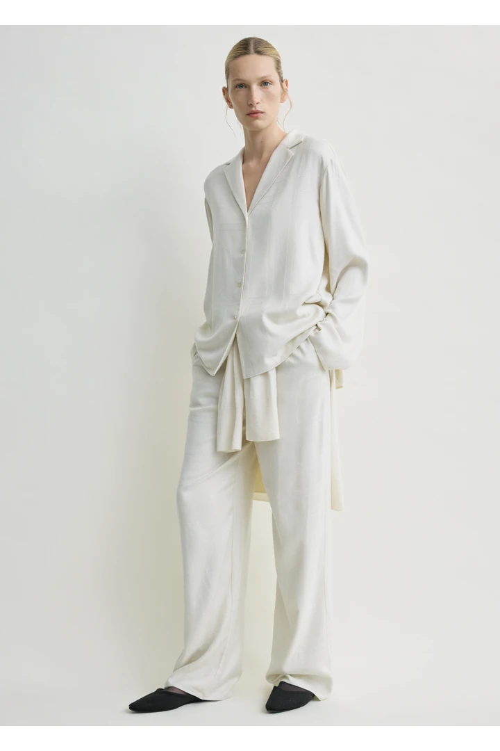 TOTEME 모노그램 플란넬 PJ 탑 에크루의 에크루컬러 0번쨰 이미지입니다.