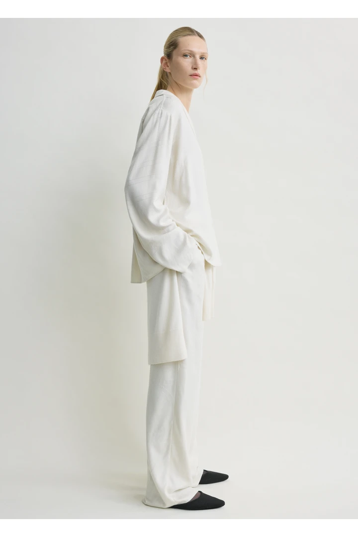 TOTEME 모노그램 플란넬 PJ 탑 에크루의 에크루컬러 1번쨰 이미지입니다.