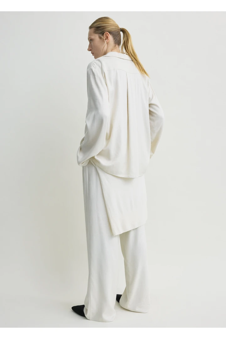 TOTEME 모노그램 플란넬 PJ 탑 에크루의 에크루컬러 2번쨰 이미지입니다.