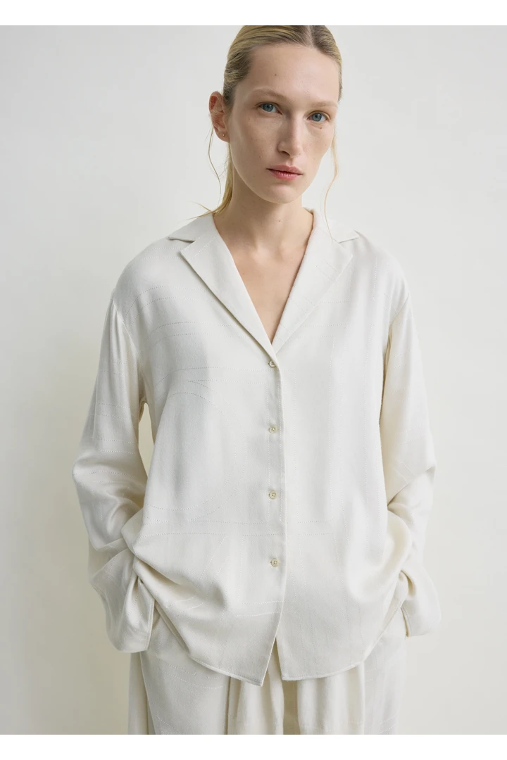 TOTEME 모노그램 플란넬 PJ 탑 에크루의 에크루컬러 3번쨰 이미지입니다.