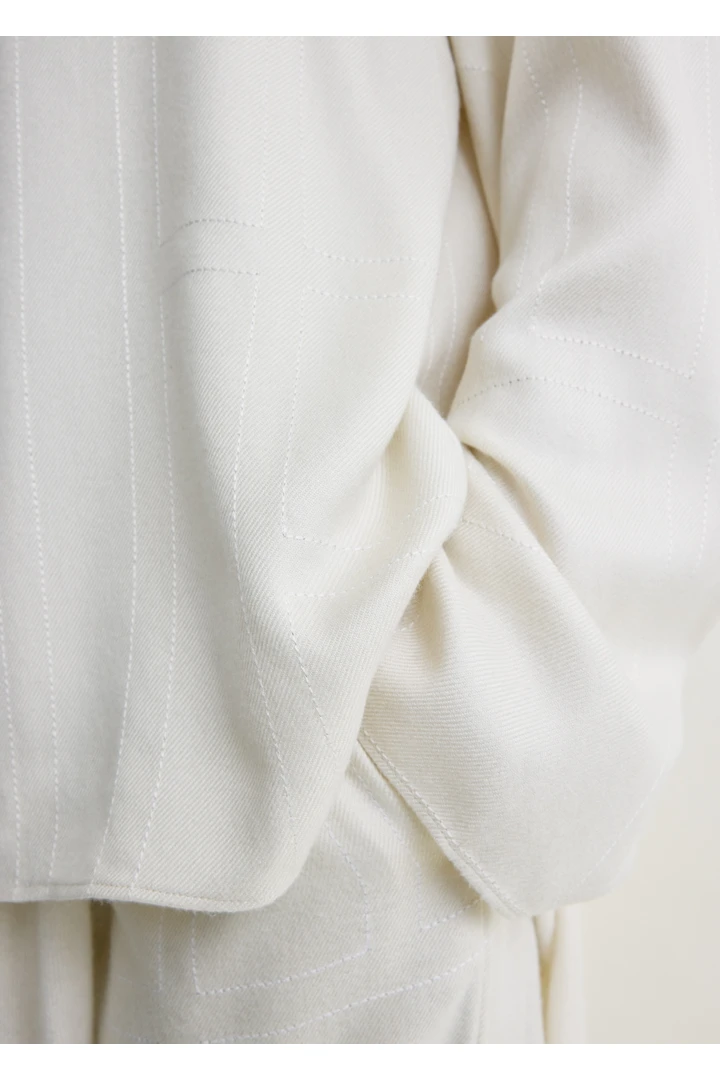 TOTEME 모노그램 플란넬 PJ 탑 에크루의 에크루컬러 4번쨰 이미지입니다.