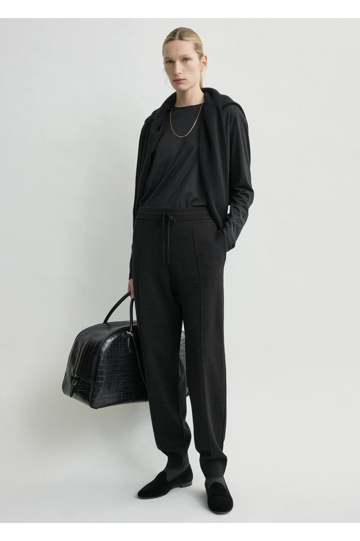 TOTEME default image 23 of 그레이 in 핀턱 스웻팬츠 차콜