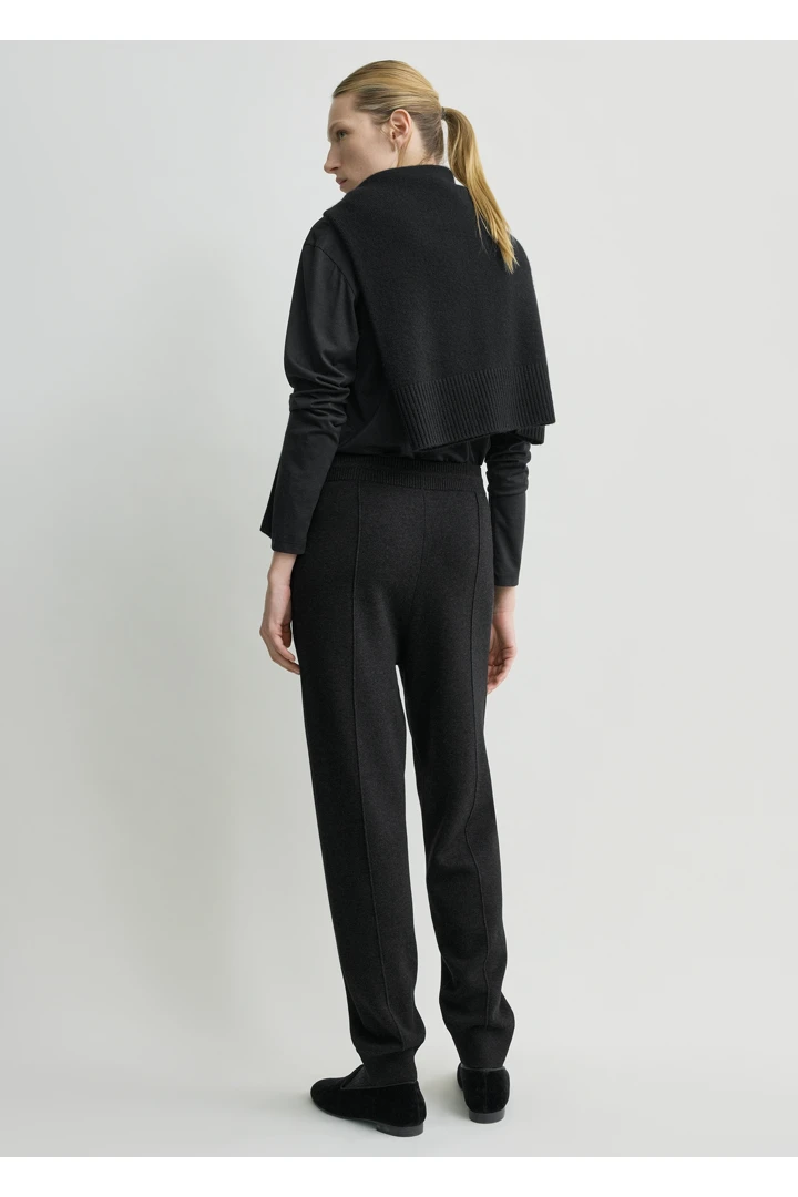 TOTEME 핀턱 스웻팬츠 차콜의 차콜컬러 2번쨰 이미지입니다.