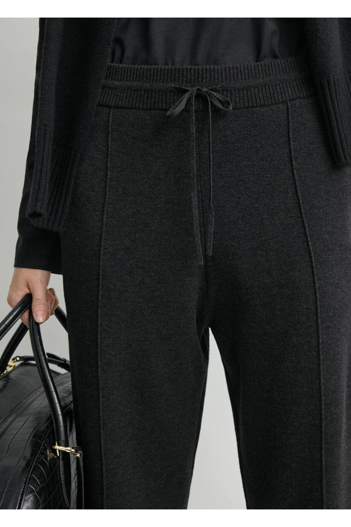 TOTEME 핀턱 스웻팬츠 차콜의 차콜컬러 3번쨰 이미지입니다.