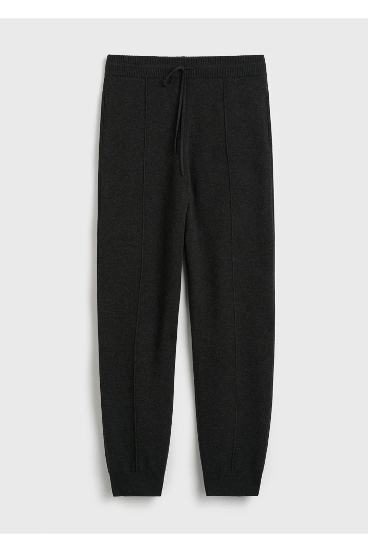 TOTEME 핀턱 스웻팬츠 차콜의 차콜컬러 4번쨰 이미지입니다.