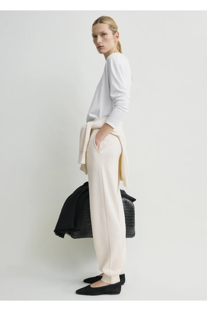 TOTEME 핀턱 스웻팬츠 에크루의 에크루컬러 1번쨰 이미지입니다.