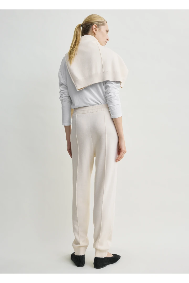 TOTEME 핀턱 스웻팬츠 에크루의 에크루컬러 2번쨰 이미지입니다.