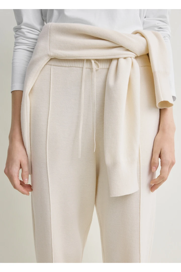 TOTEME 핀턱 스웻팬츠 에크루의 에크루컬러 3번쨰 이미지입니다.