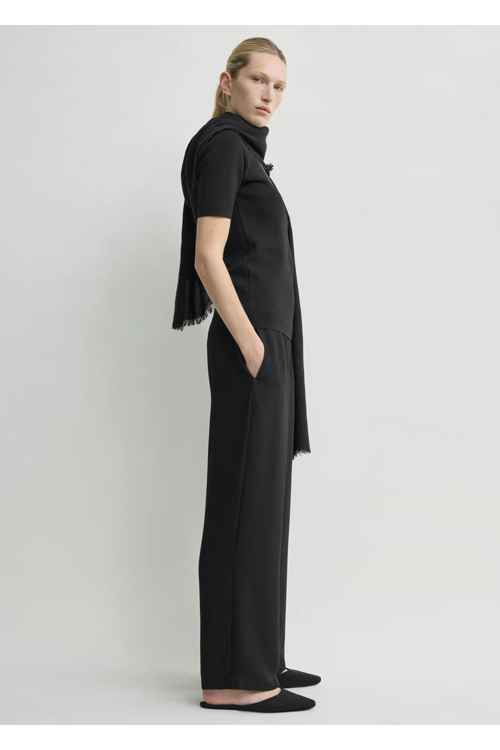 TOTEME 라운지 트라우저 블랙의 블랙컬러 1번쨰 이미지입니다.