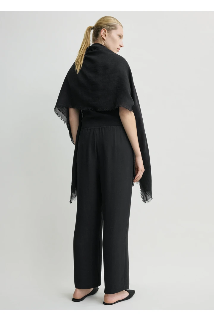 TOTEME 라운지 트라우저 블랙의 블랙컬러 2번쨰 이미지입니다.