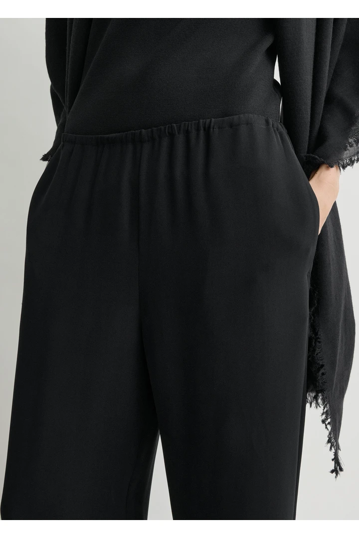 TOTEME 라운지 트라우저 블랙의 블랙컬러 3번쨰 이미지입니다.