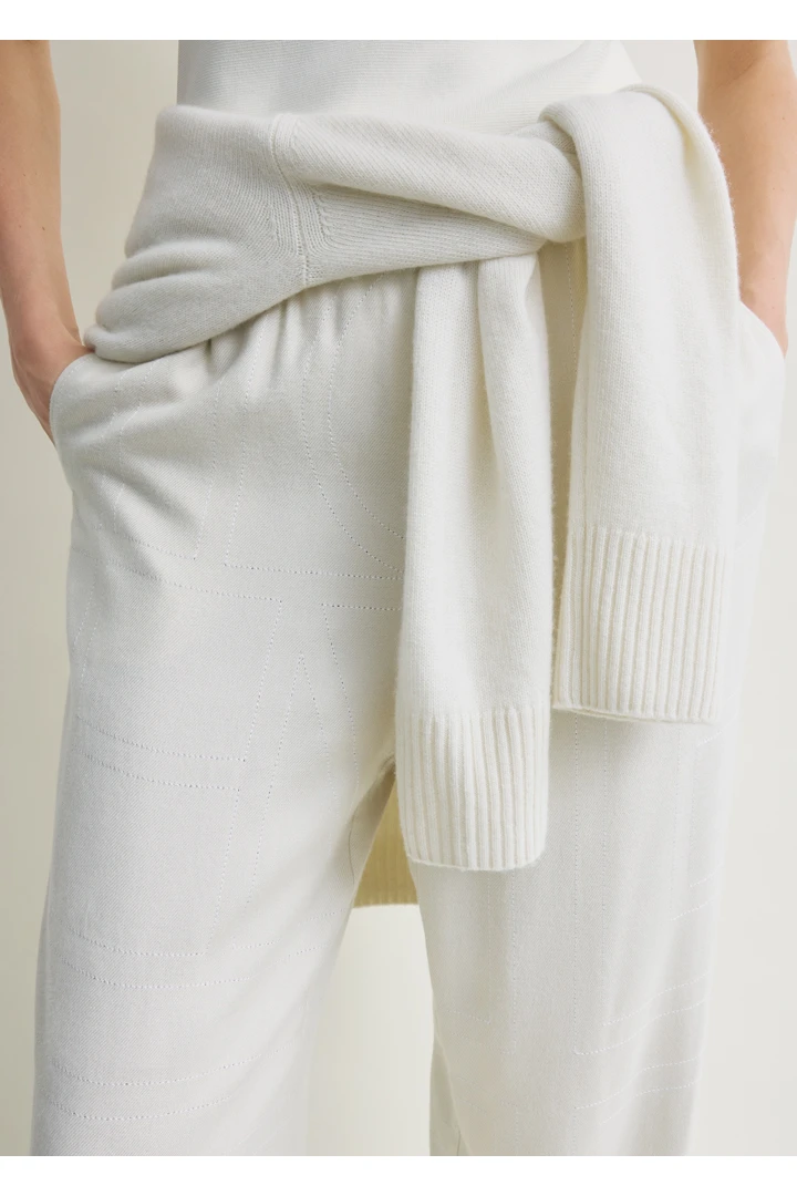 TOTEME 모노그램 플란넬 PJ 바텀 에크루의 에크루컬러 3번쨰 이미지입니다.