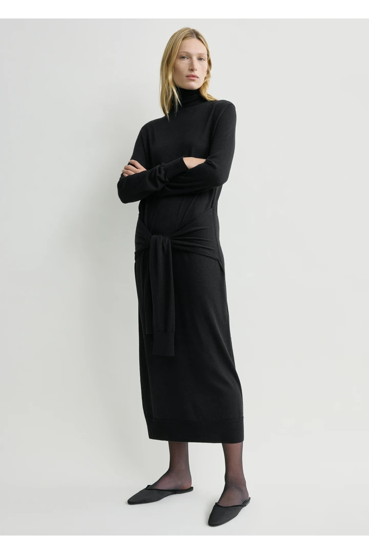 TOTEME 더블 슬리브 터틀넥 드레스 블랙의 블랙컬러 0번쨰 이미지입니다.