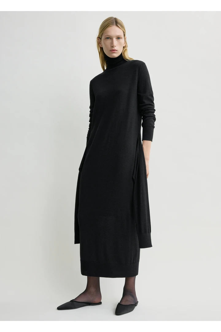 TOTEME 더블 슬리브 터틀넥 드레스 블랙의 블랙컬러 1번쨰 이미지입니다.