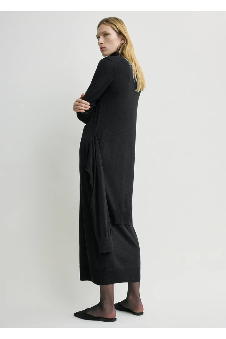 TOTEME 더블 슬리브 터틀넥 드레스 블랙의 블랙컬러 3번쨰 이미지입니다.