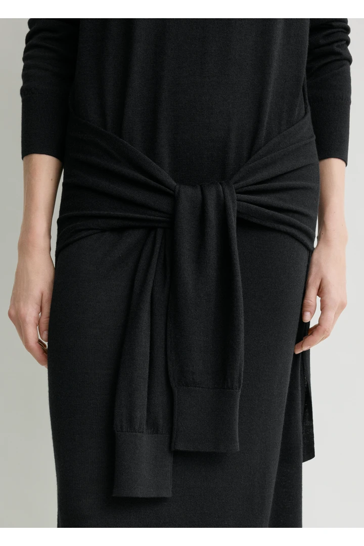 TOTEME 더블 슬리브 터틀넥 드레스 블랙의 블랙컬러 4번쨰 이미지입니다.