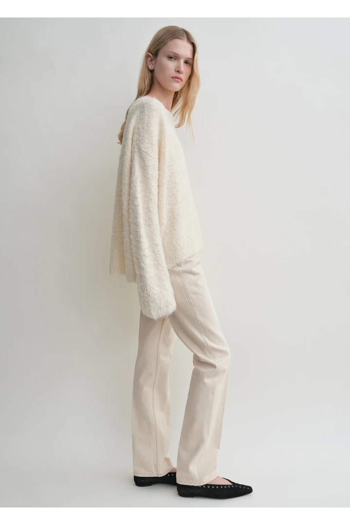 TOTEME 박시 실크 니트 크림의 크림컬러 1번쨰 이미지입니다.