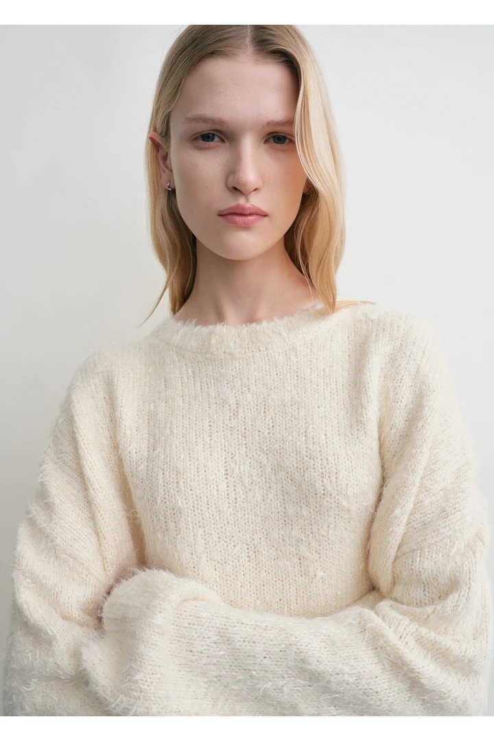 TOTEME 박시 실크 니트 크림의 크림컬러 3번쨰 이미지입니다.