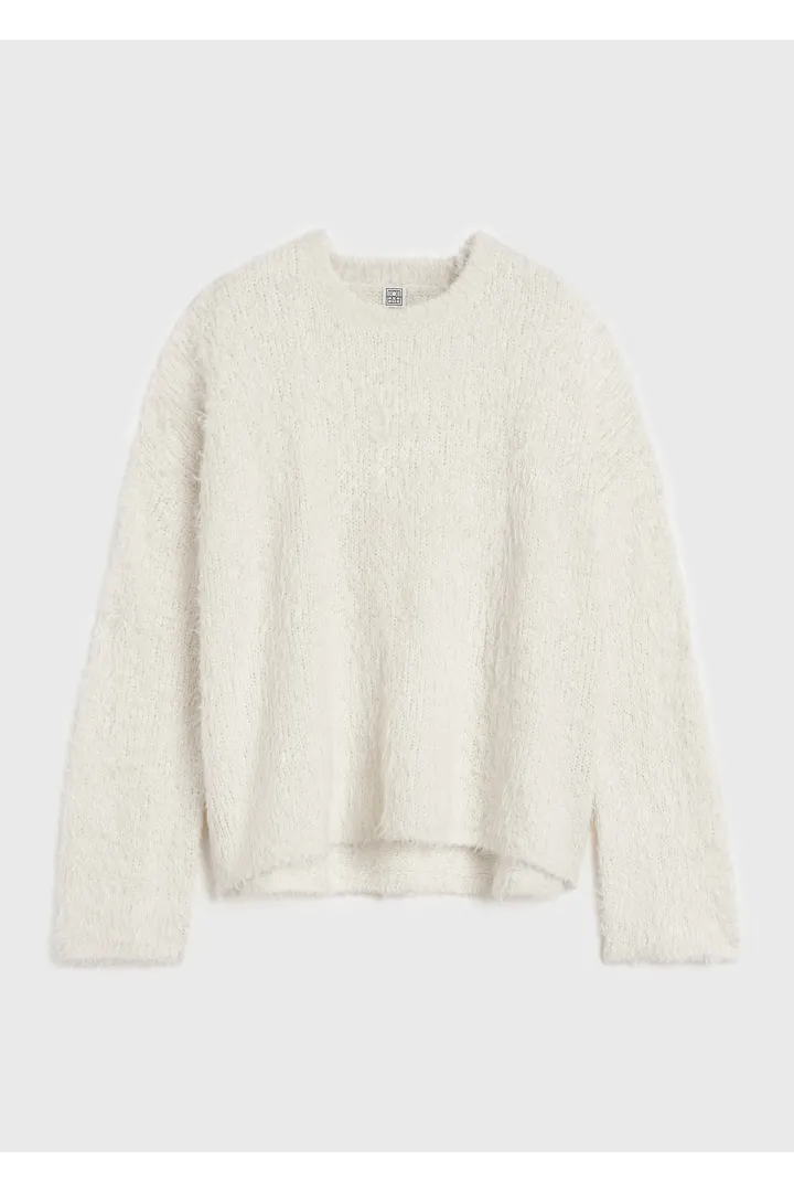 TOTEME 박시 실크 니트 크림의 크림컬러 4번쨰 이미지입니다.