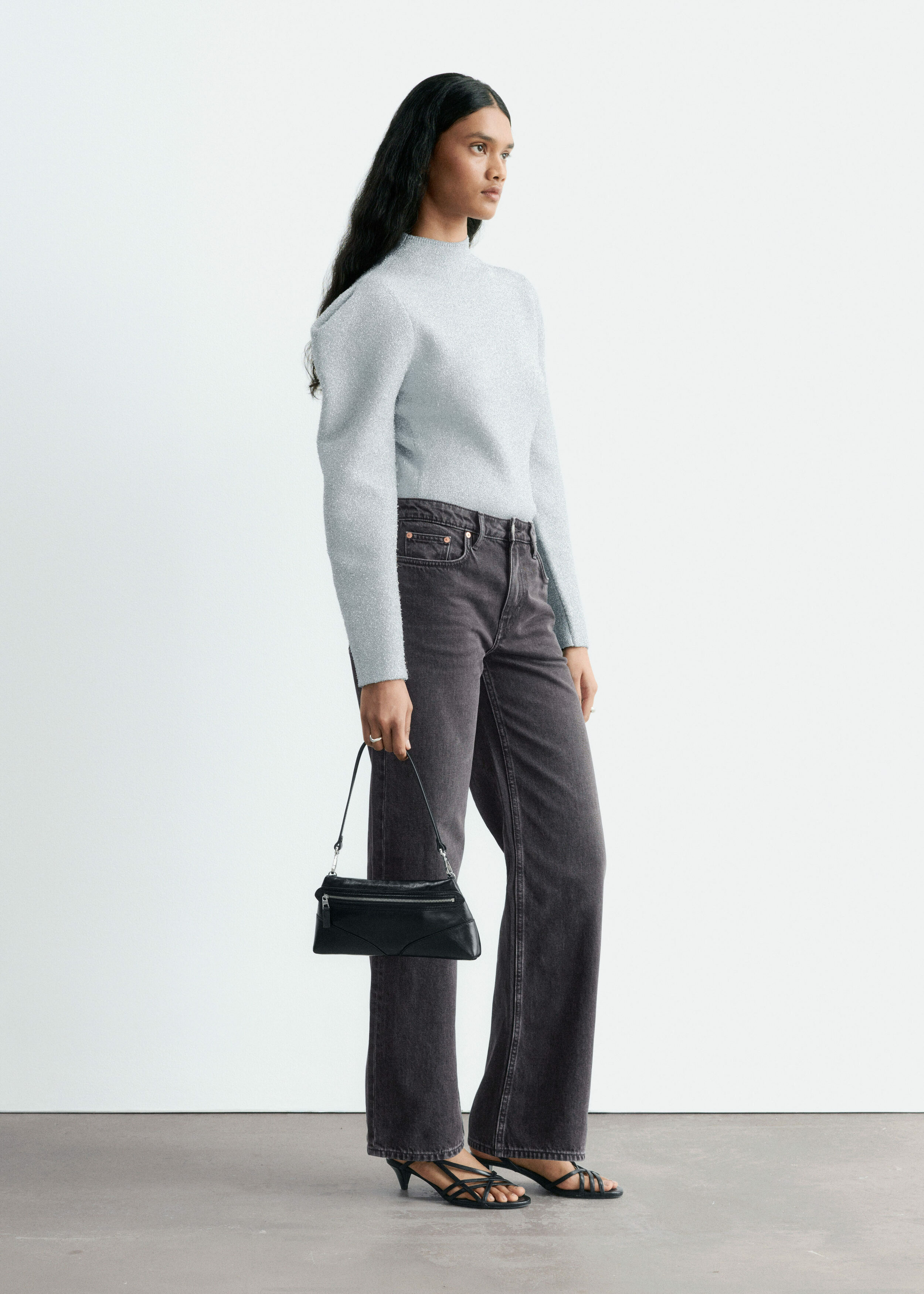 앤아더스토리즈 니트 메탈릭 탑 의 실버컬러 ECOMLook입니다.