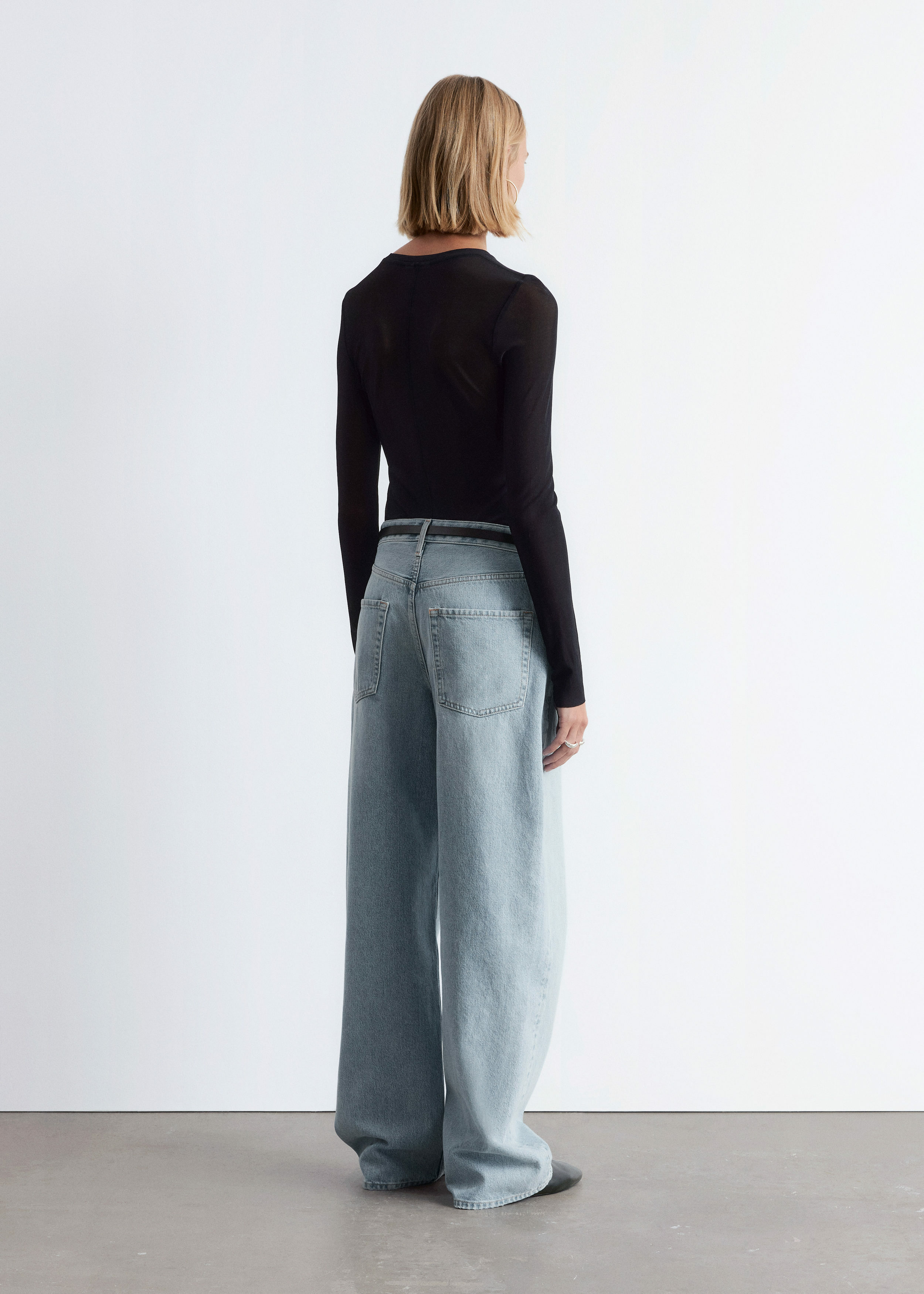 앤아더스토리즈 배럴 레그 진의 블루컬러 ECOMLook입니다.