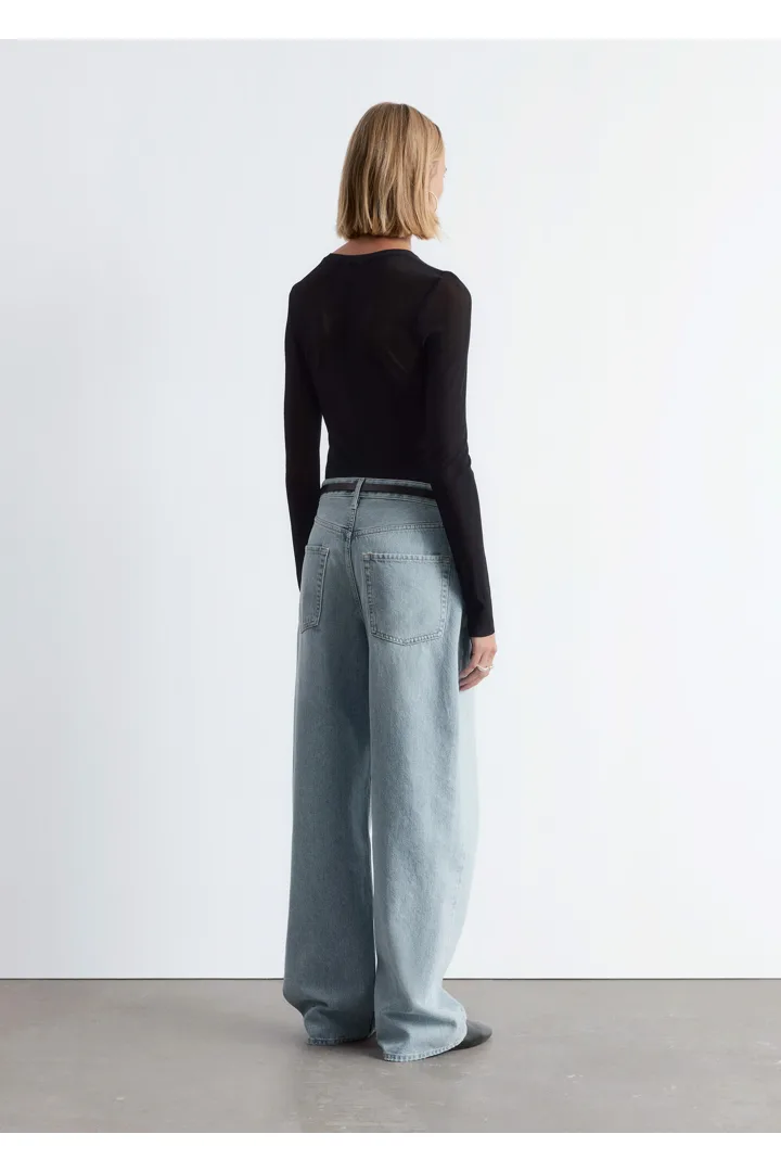 앤아더스토리즈 배럴 레그 진의 블루컬러 ECOMLook입니다.