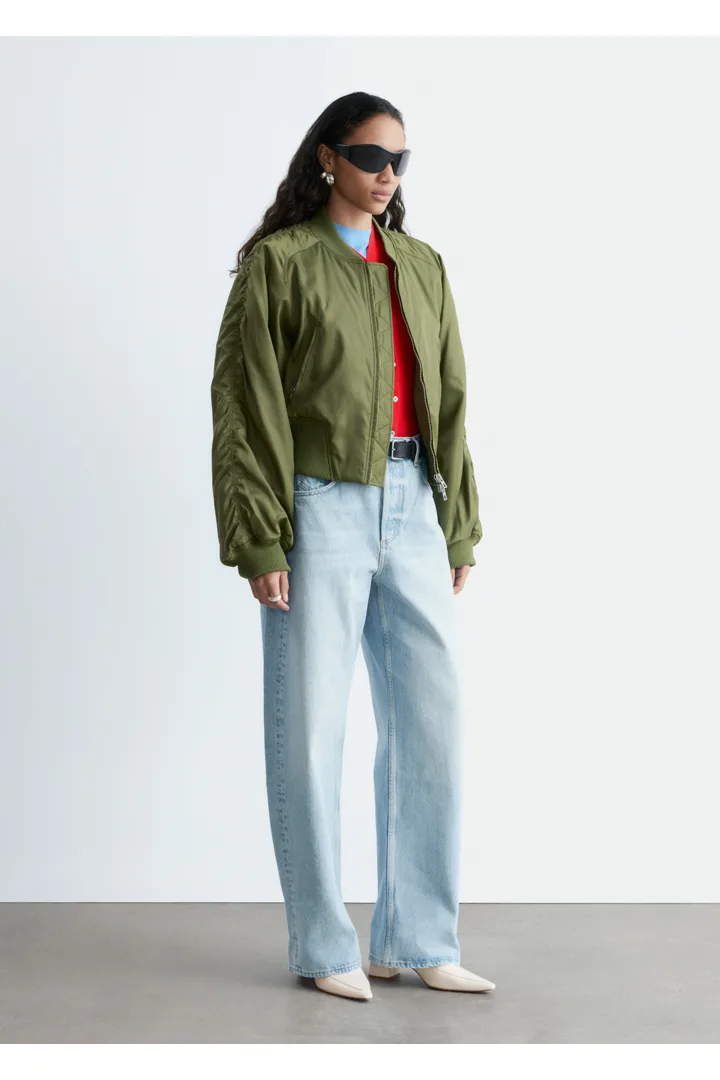 앤아더스토리즈 배럴 레그 진의 블루컬러 ECOMLook입니다.