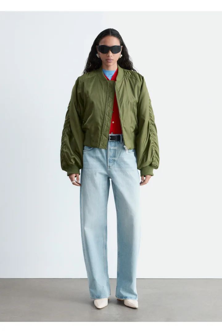 앤아더스토리즈 배럴 레그 진의 블루컬러 ECOMLook입니다.