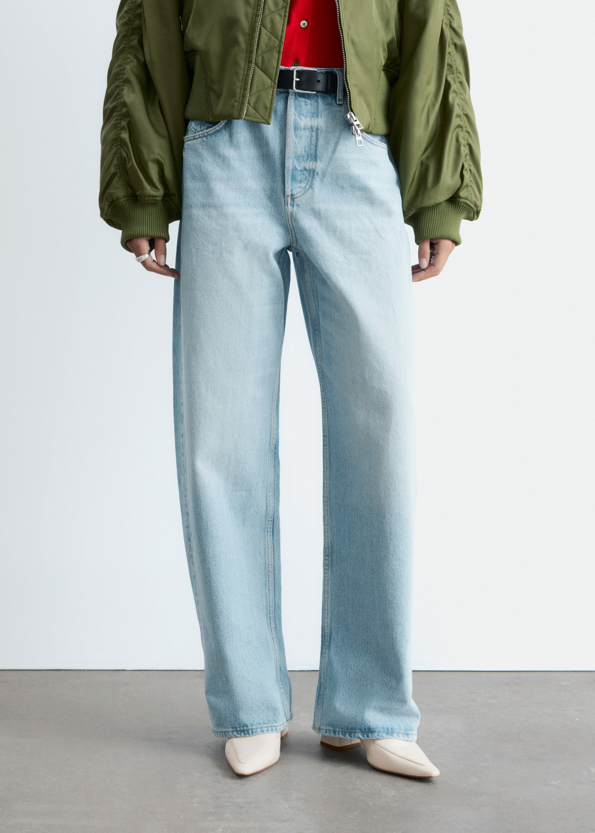 앤아더스토리즈 배럴 레그 진의 블루컬러 ECOMLook입니다.