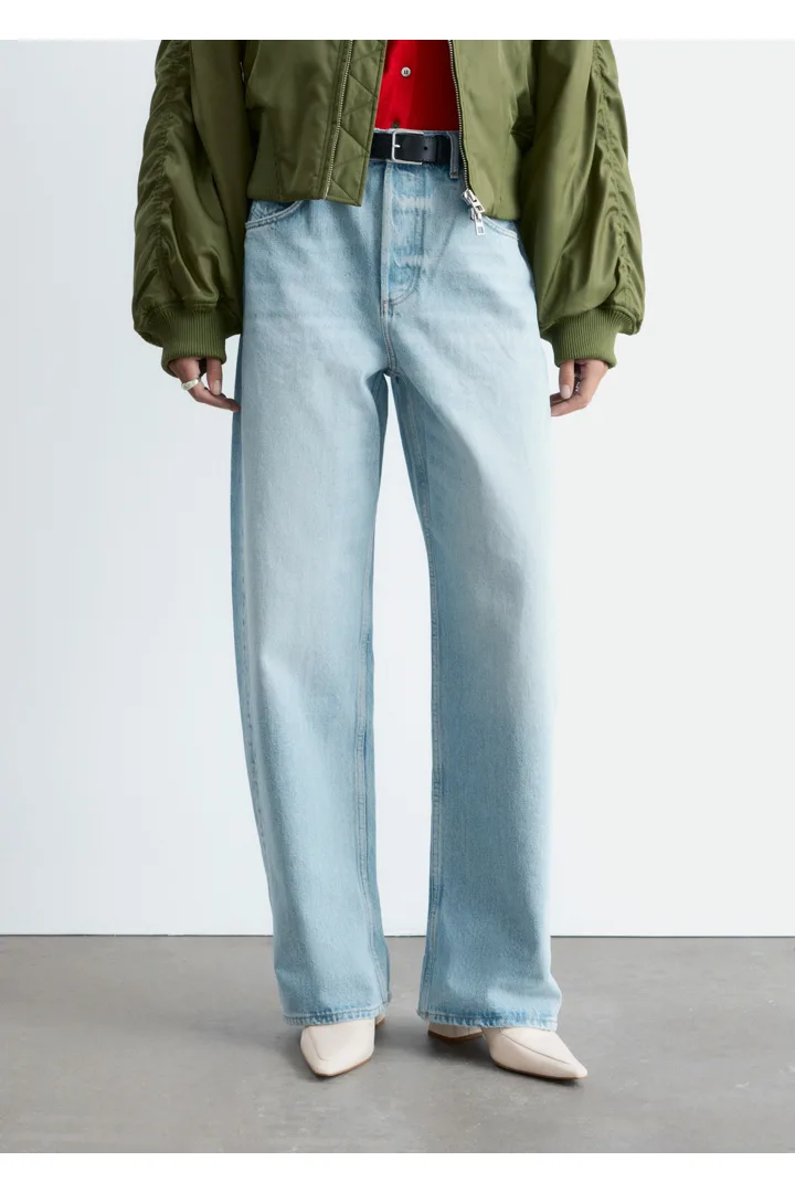 앤아더스토리즈 배럴 레그 진의 블루컬러 ECOMLook입니다.