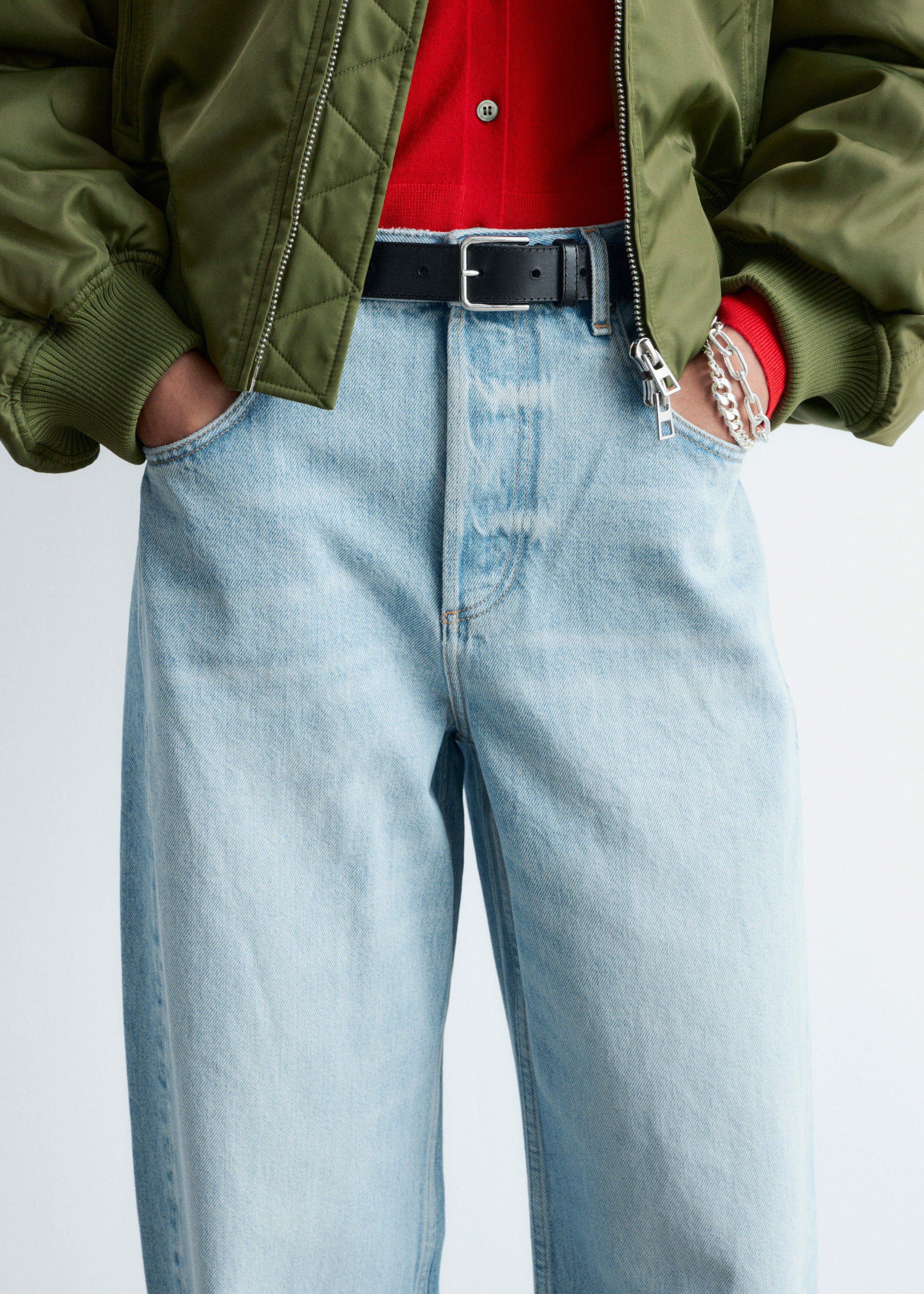 앤아더스토리즈 배럴 레그 진의 블루컬러 ECOMLook입니다.