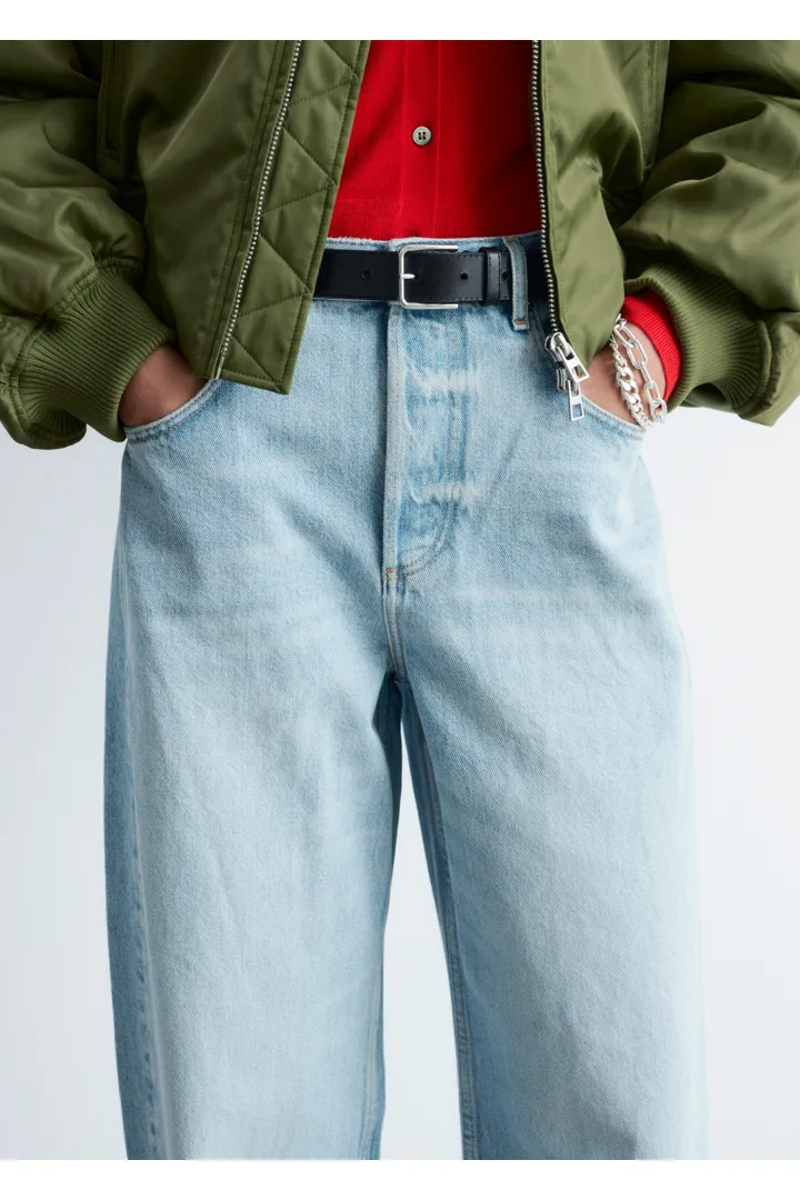 앤아더스토리즈 배럴 레그 진의 블루컬러 ECOMLook입니다.