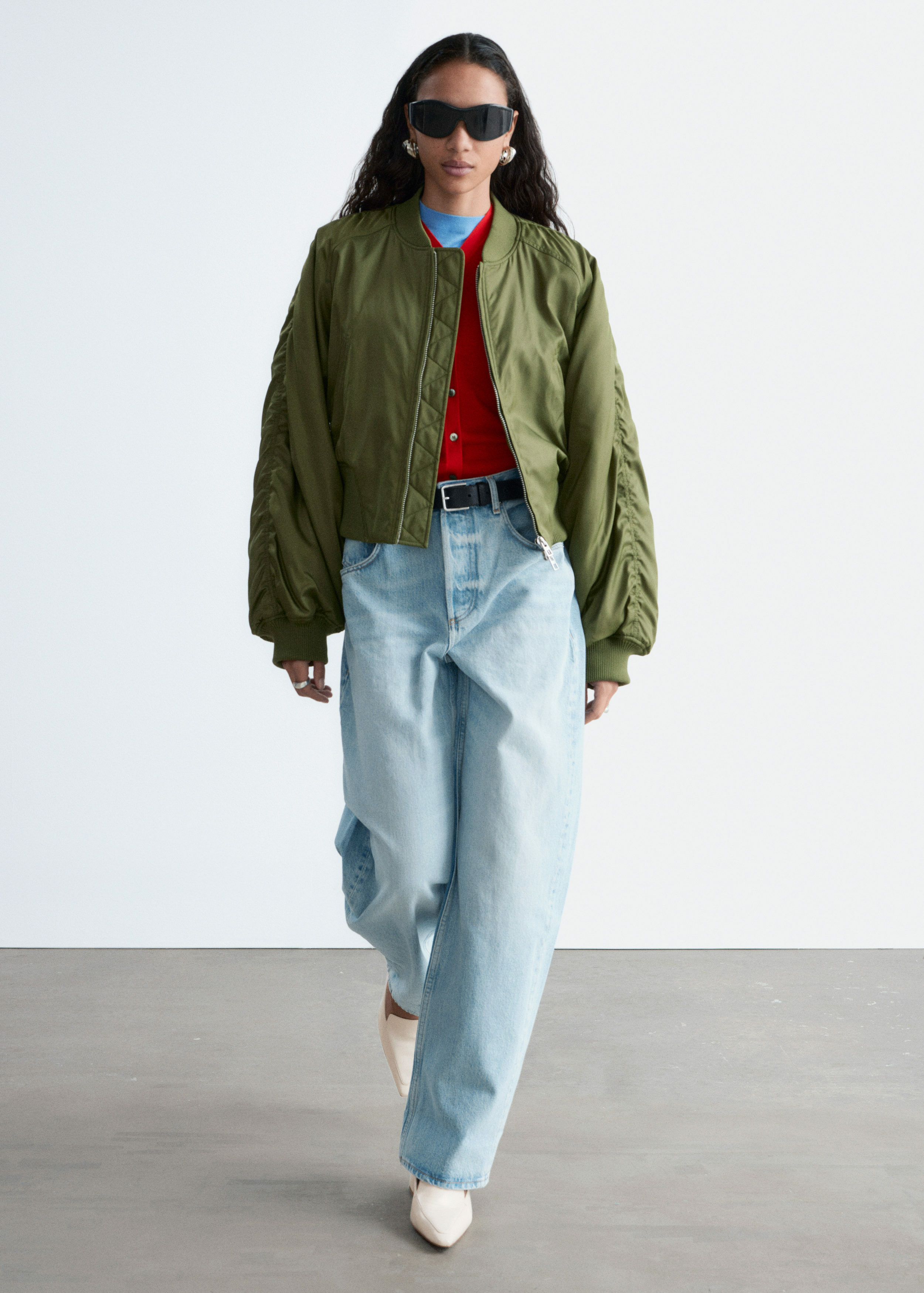 앤아더스토리즈 배럴 레그 진의 블루컬러 ECOMLook입니다.