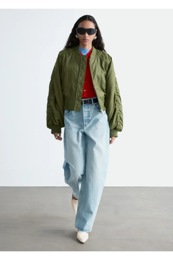 앤아더스토리즈 배럴 레그 진의 블루컬러 ECOMLook입니다.