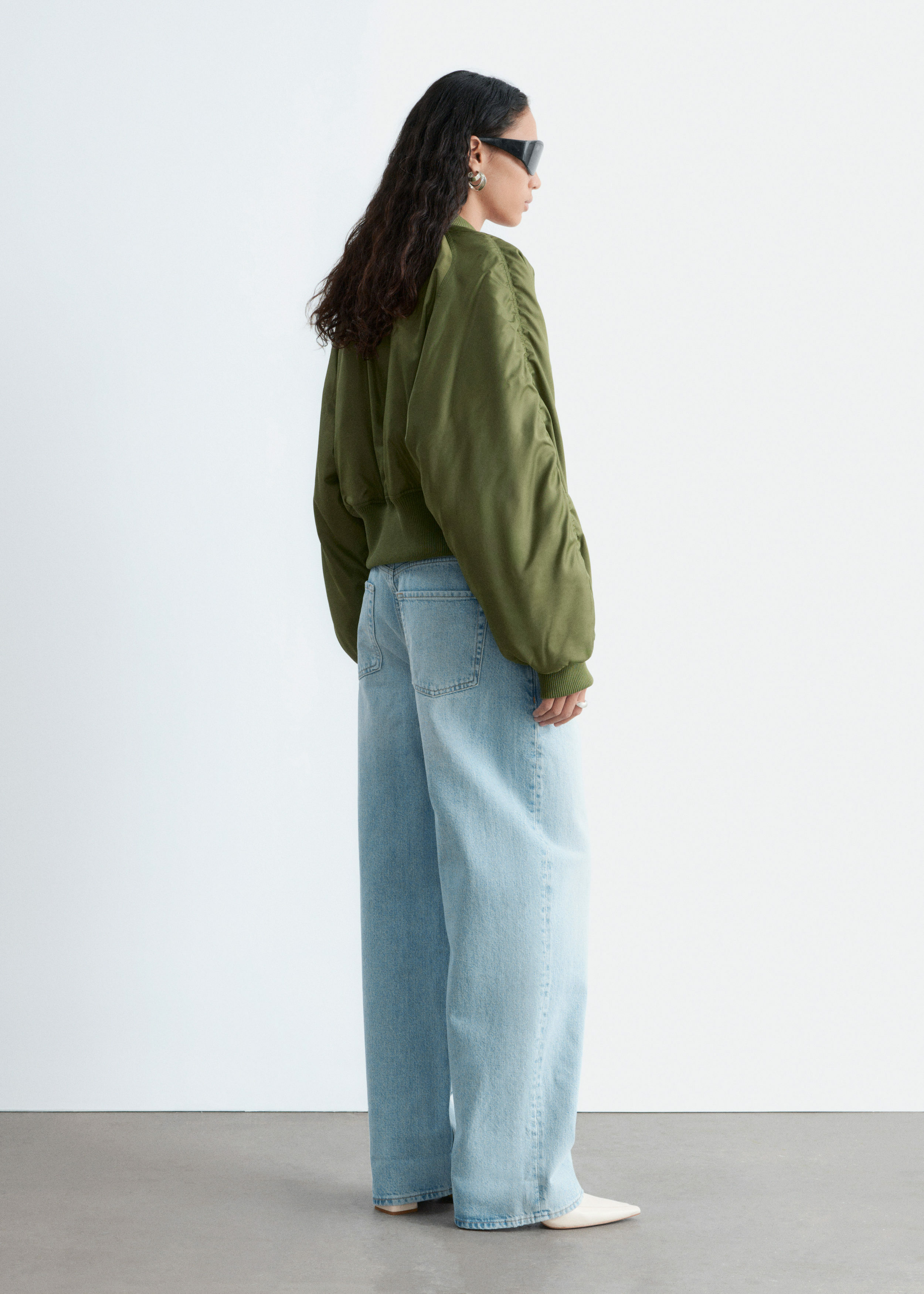 앤아더스토리즈 배럴 레그 진의 블루컬러 ECOMLook입니다.