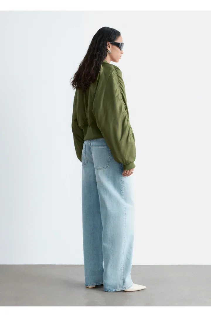 앤아더스토리즈 배럴 레그 진의 블루컬러 ECOMLook입니다.