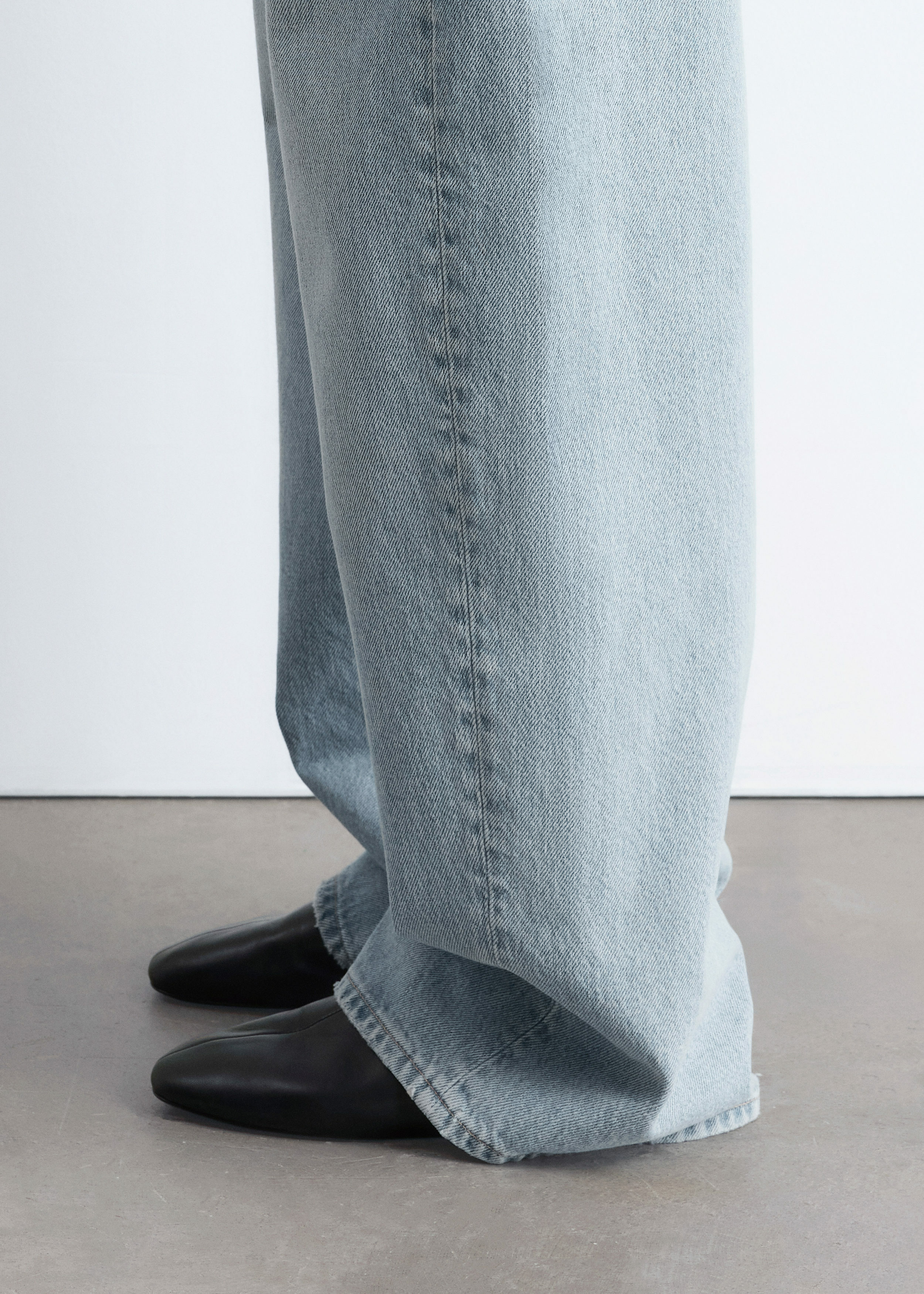 앤아더스토리즈 배럴 레그 진의 블루컬러 ECOMLook입니다.