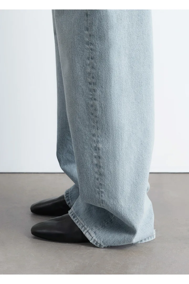 앤아더스토리즈 배럴 레그 진의 블루컬러 ECOMLook입니다.