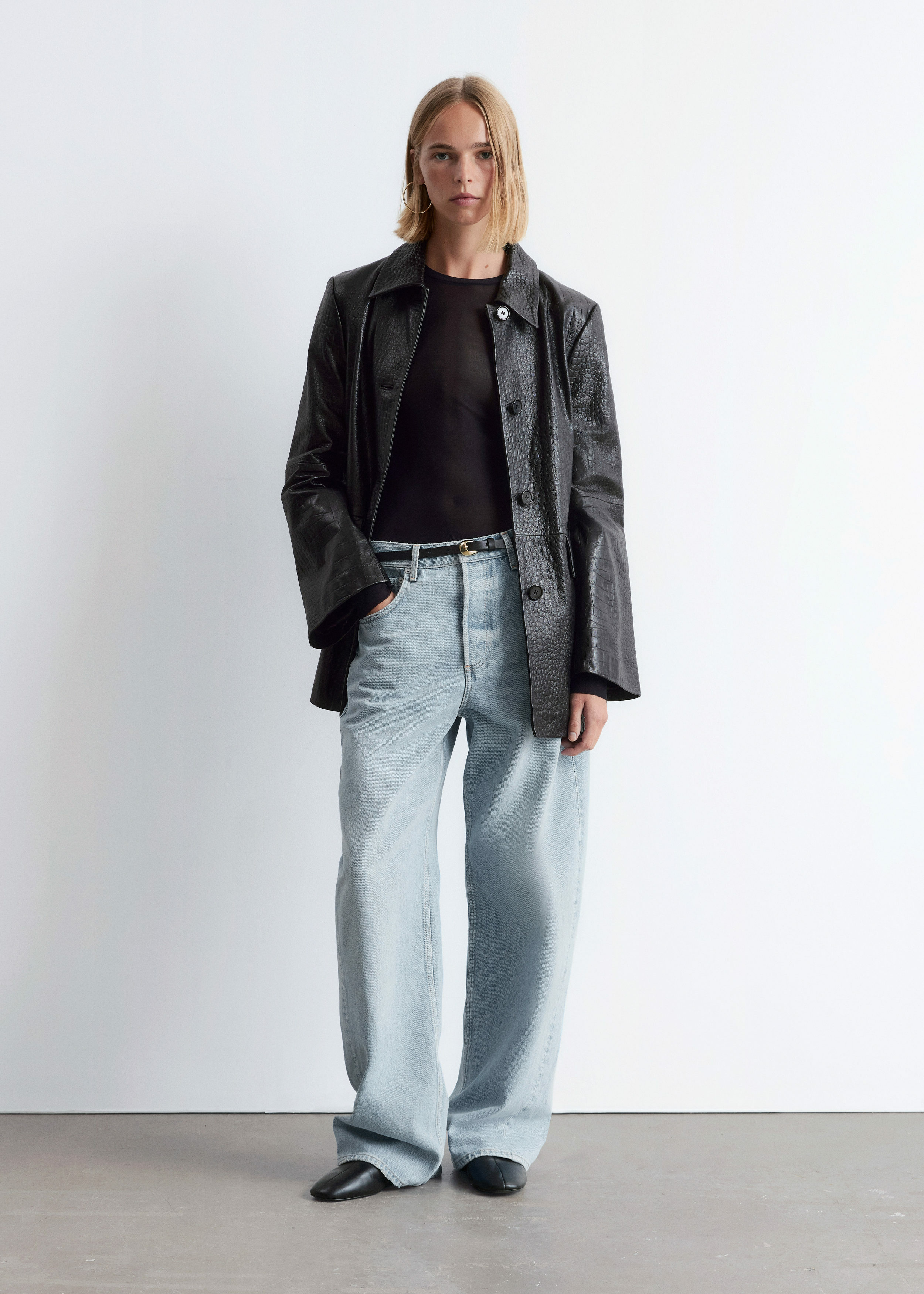 앤아더스토리즈 배럴 레그 진의 블루컬러 ECOMLook입니다.