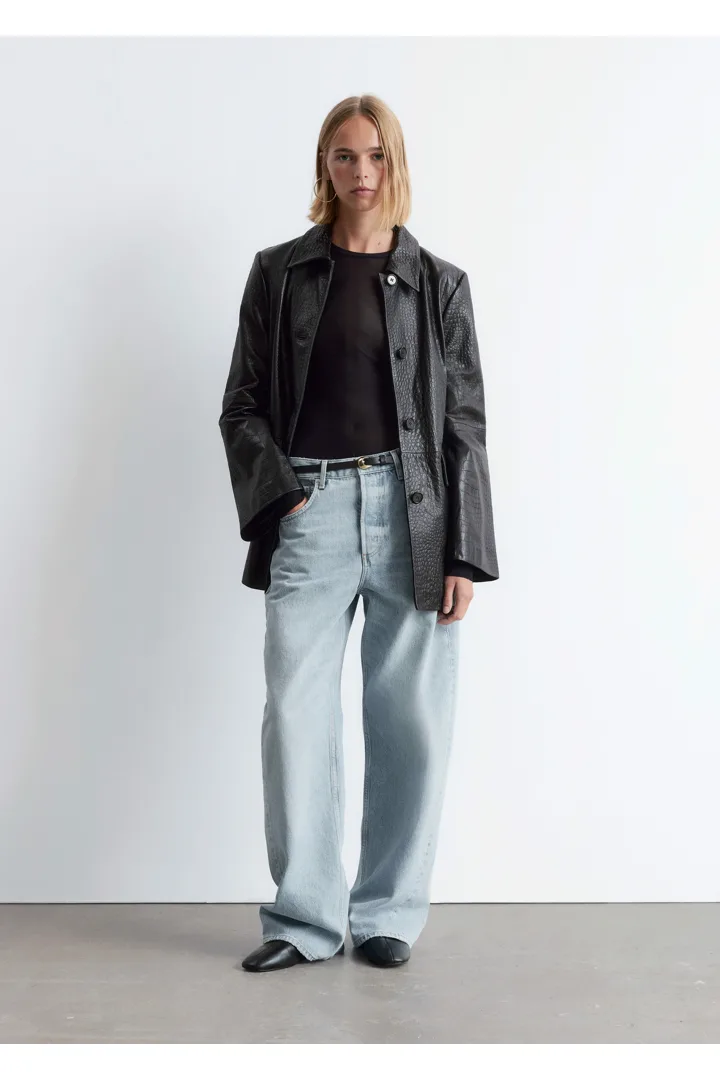 앤아더스토리즈 배럴 레그 진의 블루컬러 ECOMLook입니다.