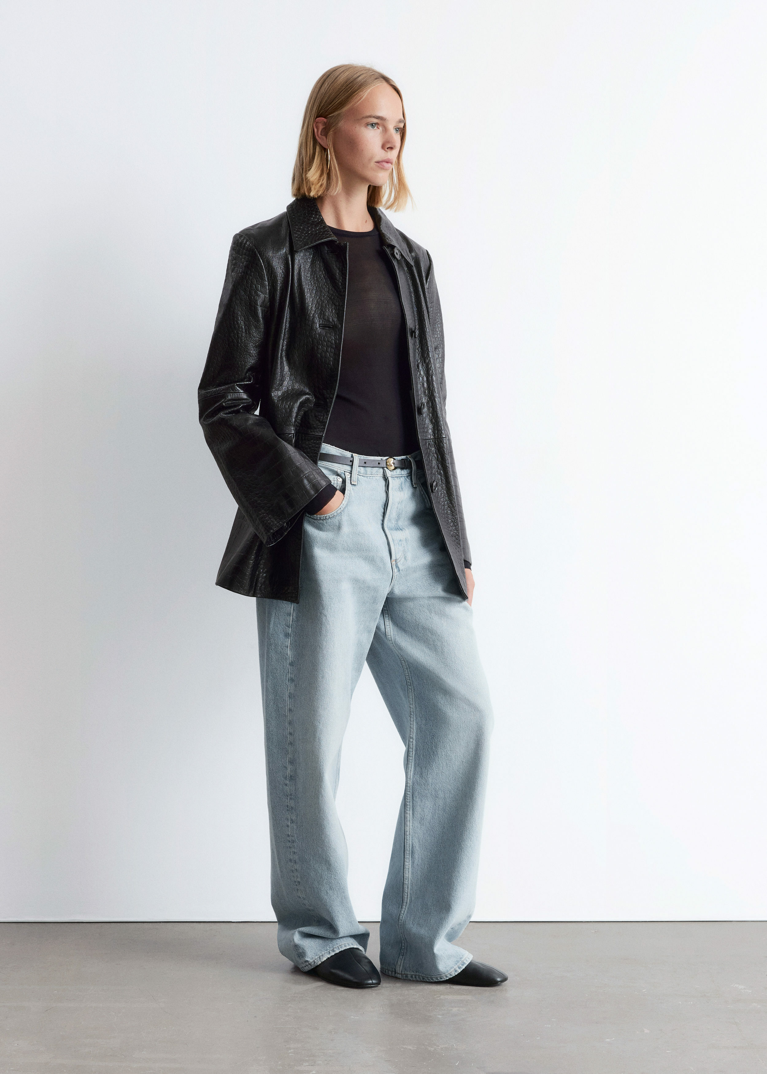 앤아더스토리즈 배럴 레그 진의 블루컬러 ECOMLook입니다.