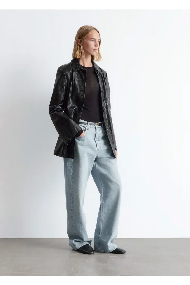 앤아더스토리즈 배럴 레그 진의 블루컬러 ECOMLook입니다.