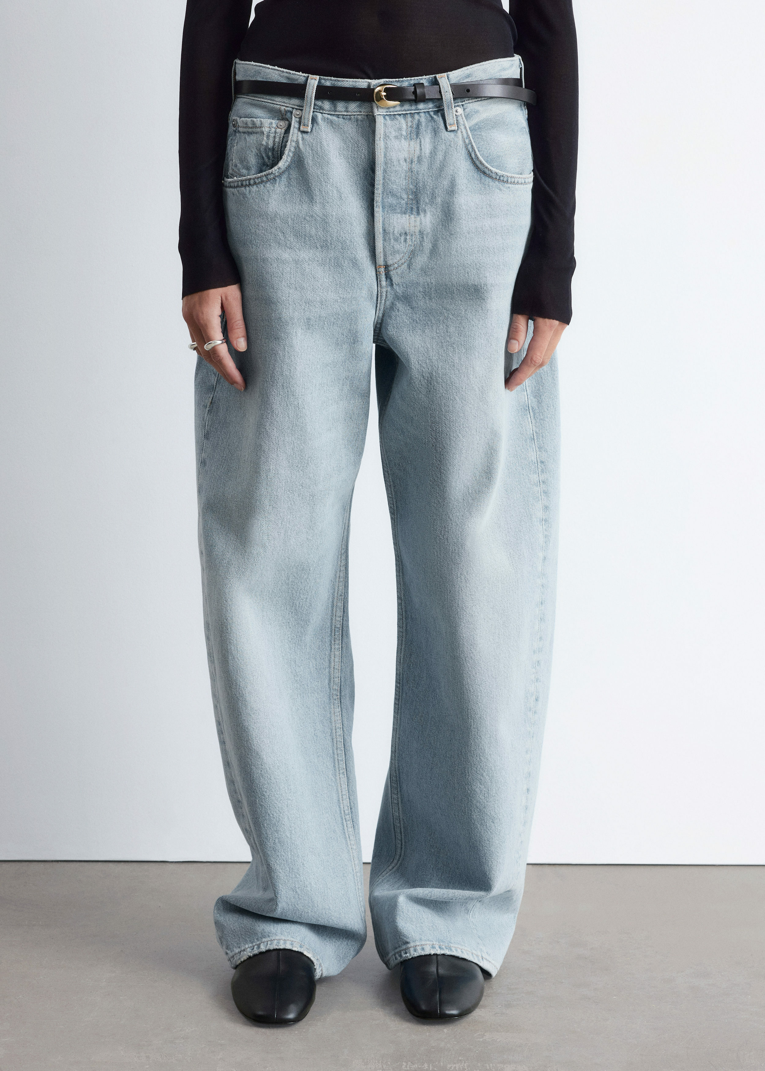 앤아더스토리즈 배럴 레그 진의 블루컬러 ECOMLook입니다.