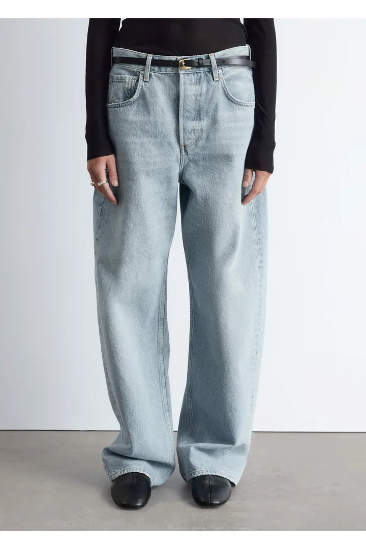 앤아더스토리즈 배럴 레그 진의 블루컬러 ECOMLook입니다.