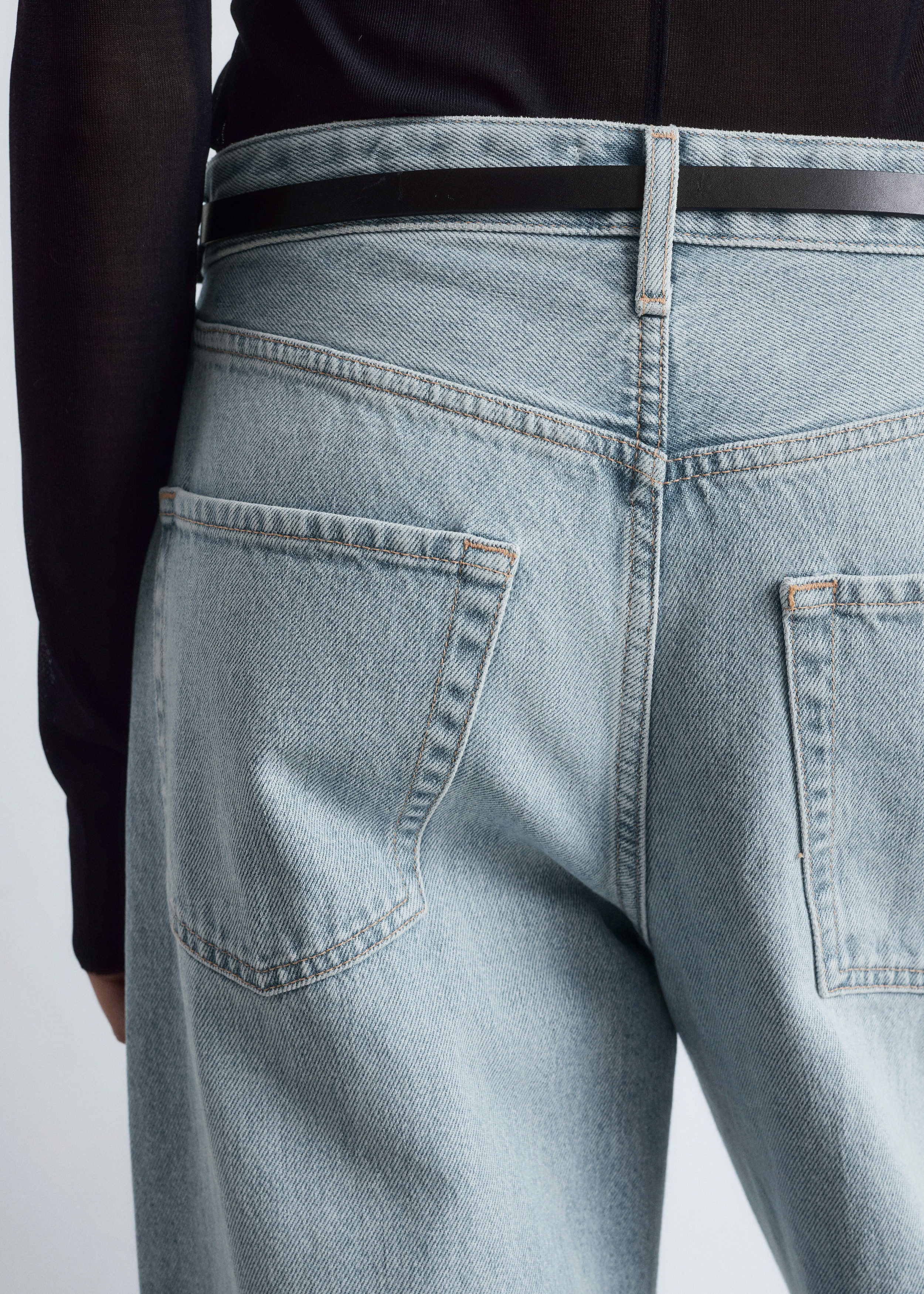 앤아더스토리즈 배럴 레그 진의 블루컬러 ECOMLook입니다.