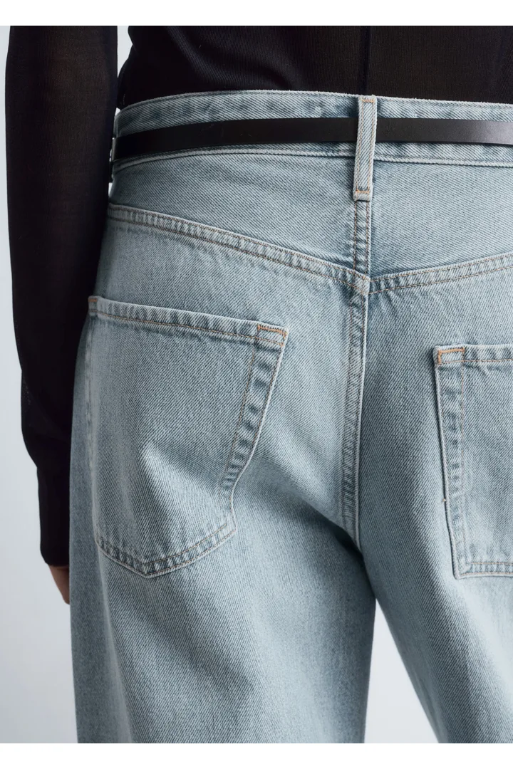 앤아더스토리즈 배럴 레그 진의 블루컬러 ECOMLook입니다.