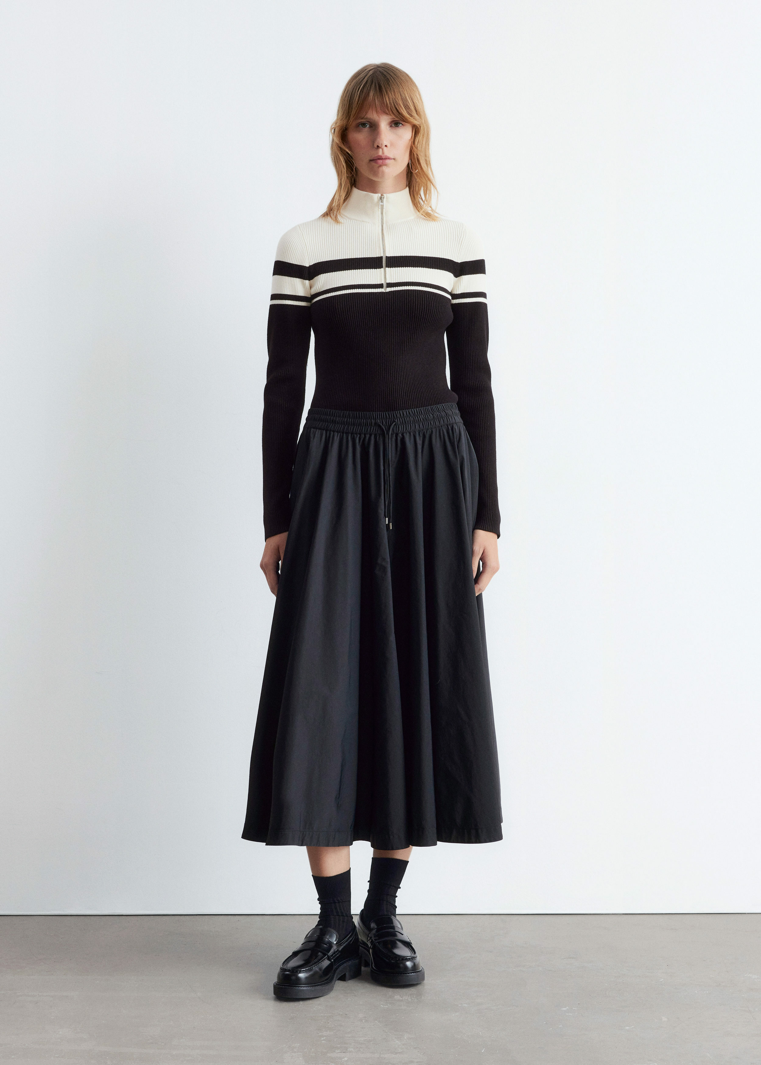 앤아더스토리즈 집 탑 모크 넥 스웨터의 블랙ㅣ카키컬러 ECOMLook입니다.