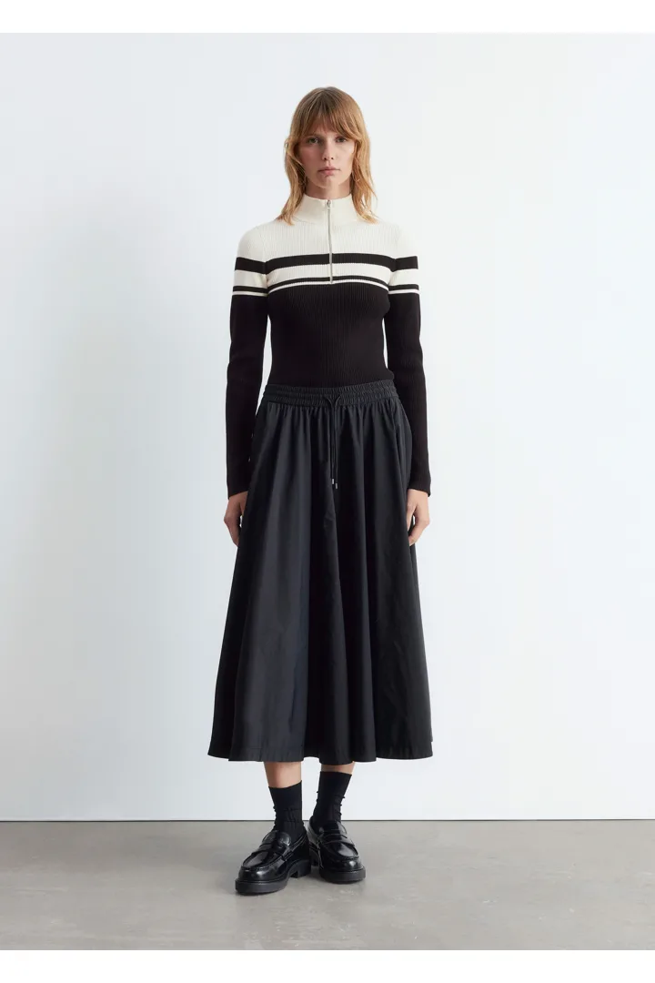 앤아더스토리즈 집 탑 모크 넥 스웨터의 블랙ㅣ카키컬러 ECOMLook입니다.