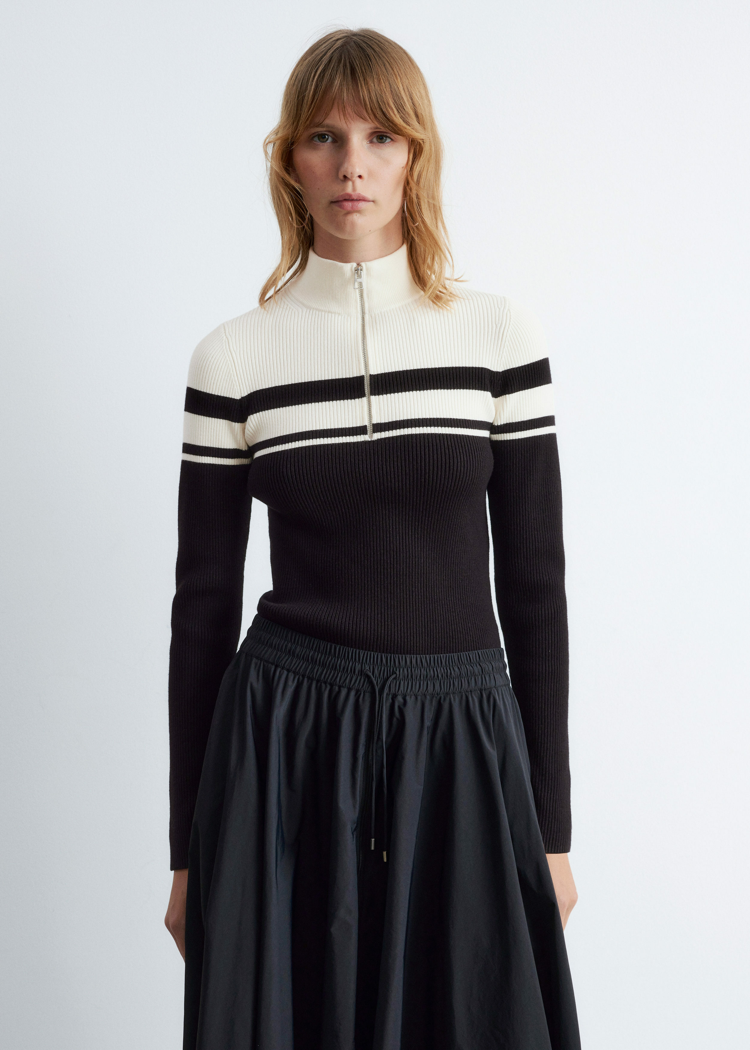 앤아더스토리즈 집 탑 모크 넥 스웨터의 블랙ㅣ카키컬러 ECOMLook입니다.