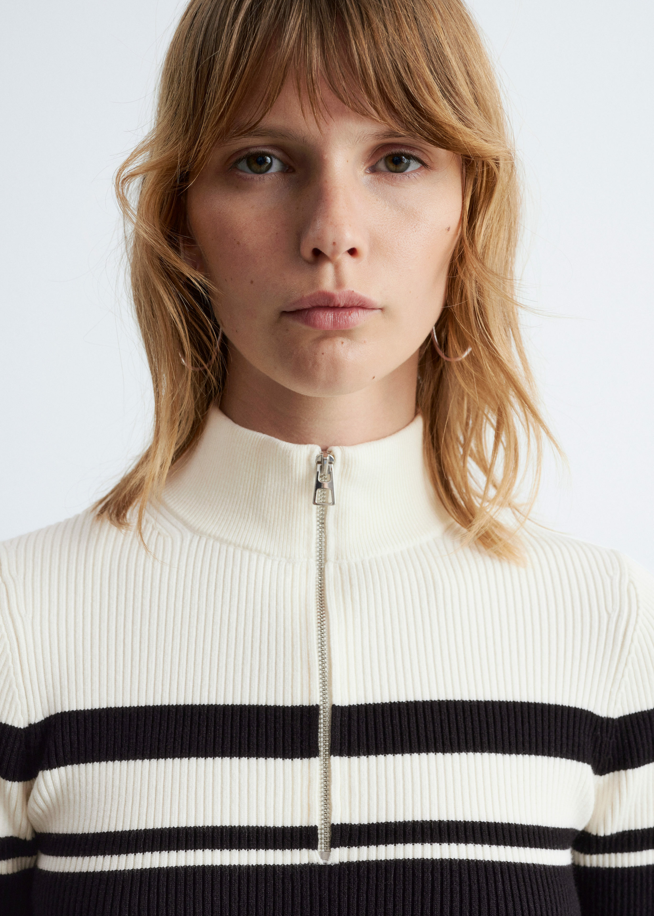 앤아더스토리즈 집 탑 모크 넥 스웨터의 블랙ㅣ카키컬러 ECOMLook입니다.